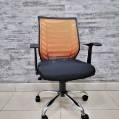 Кресло Barneo K-138 для персонала (черная ткань оранжевая сетка) в Салехарде - salekhard.mebel24.online | фото