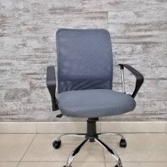 Кресло Barneo K-147 для персонала (серая ткань и сетка) в Салехарде - salekhard.mebel24.online | фото 1